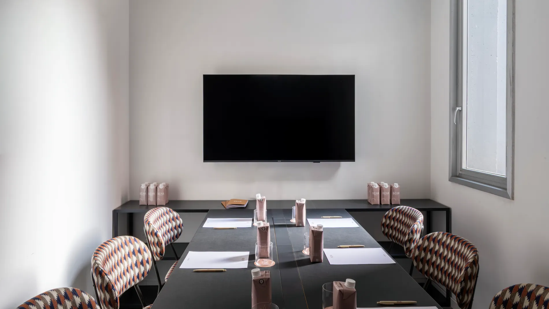 Meeting room with table, monitor and equipped workstations - Parioli Cube Hotel, BZAR hotels in Rome