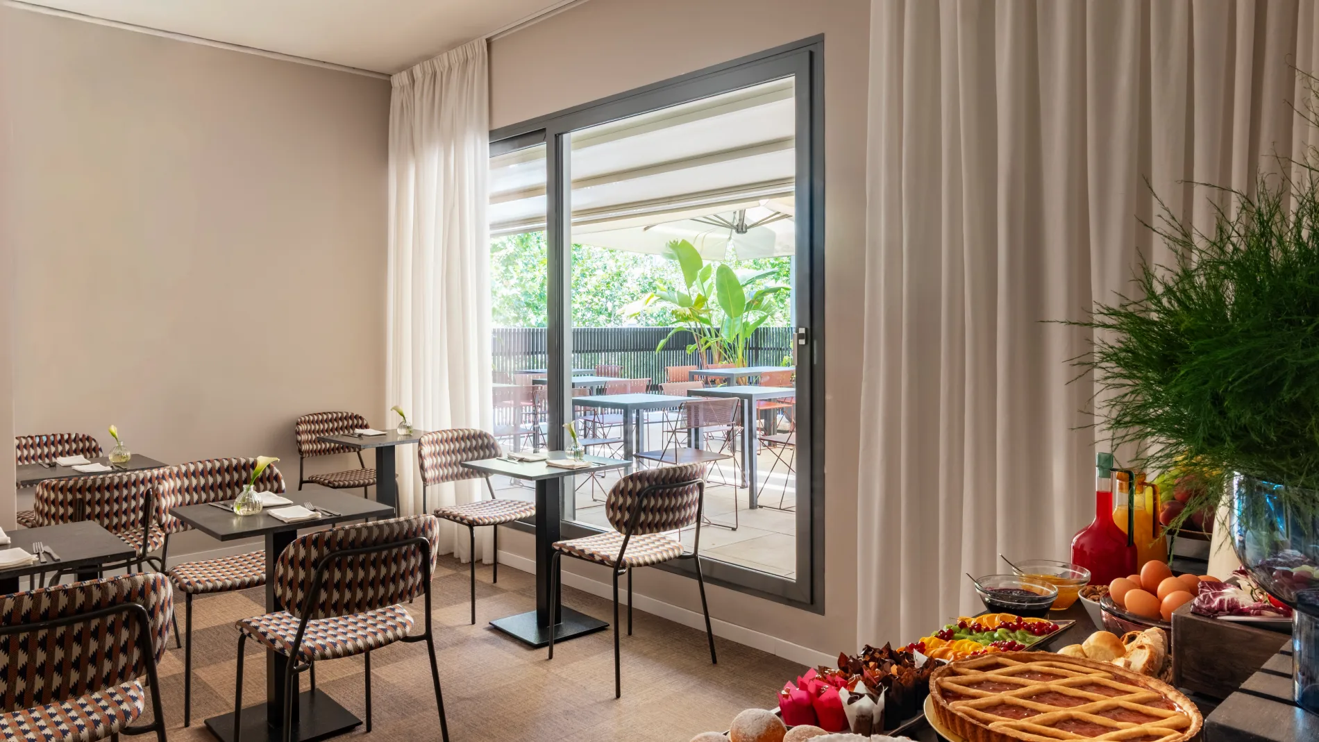 Breakfast room with buffet and access to the terrace - Parioli Cube Hotel, BZAR hotels in Rome